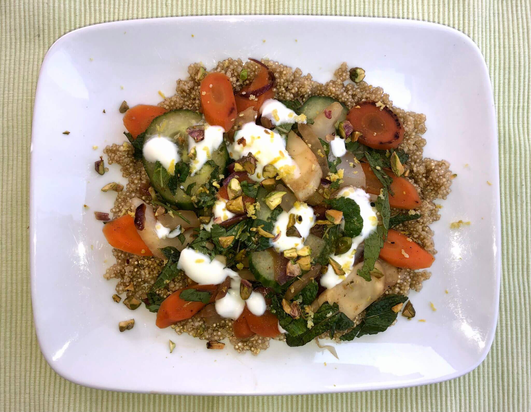 Quinoa und frisches Gemüse des Frühlings auf dem Teller