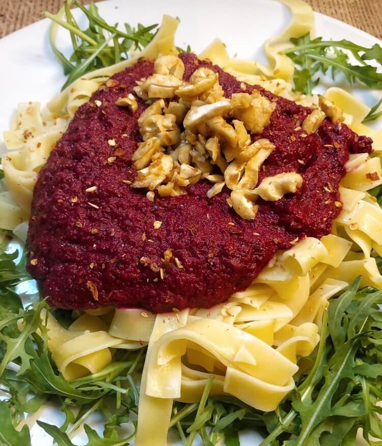 Bandnudeln mit Rote Rüben-Sauce auf Rucula