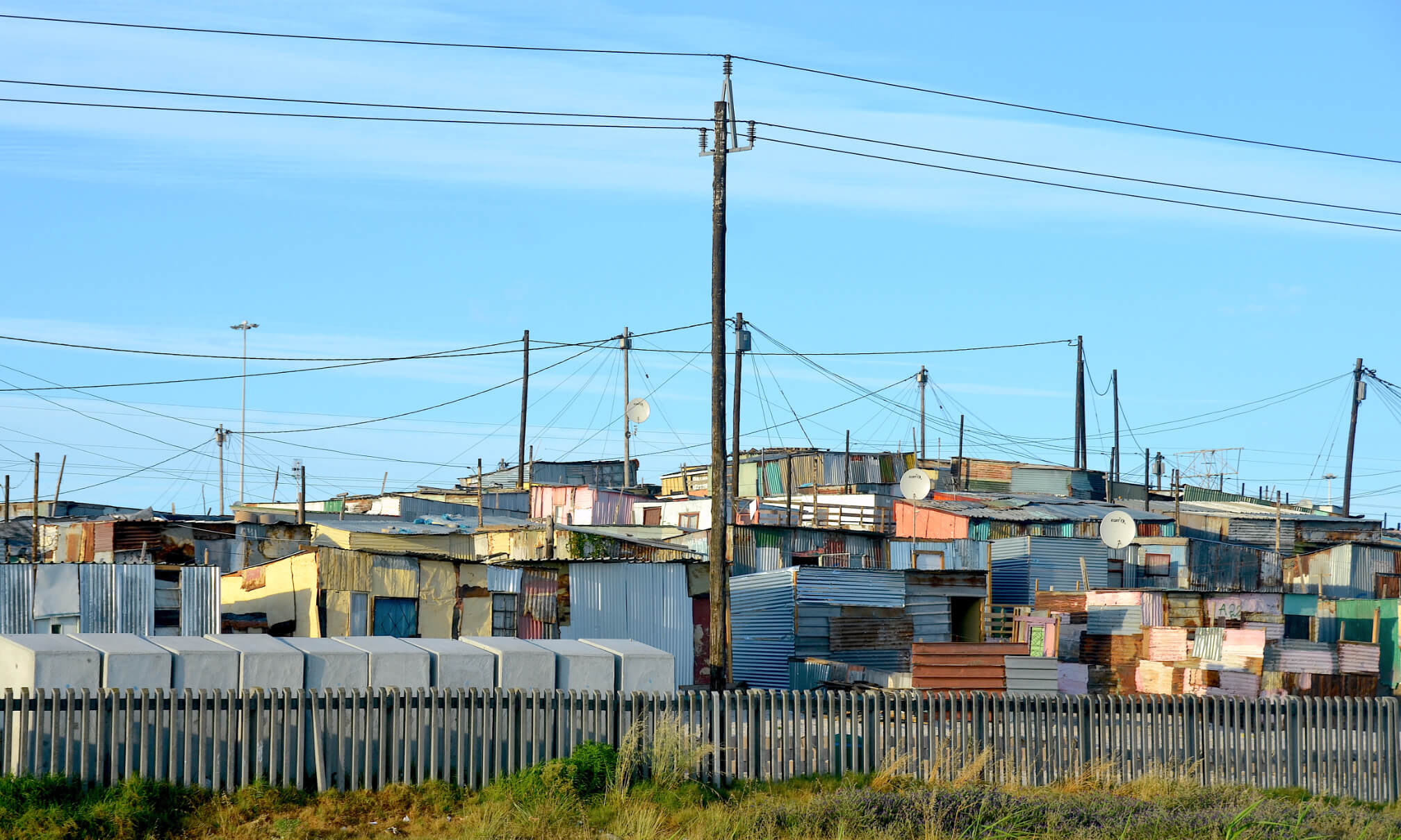 Blechhütten einer Township in Südafrika