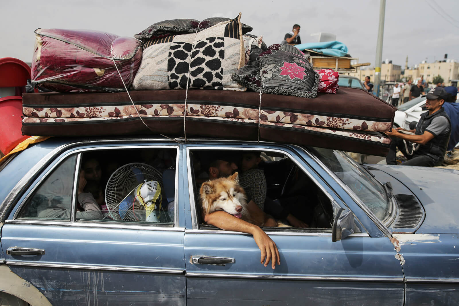 voll gepacktes Auto mit Matratze auf dem Autodach