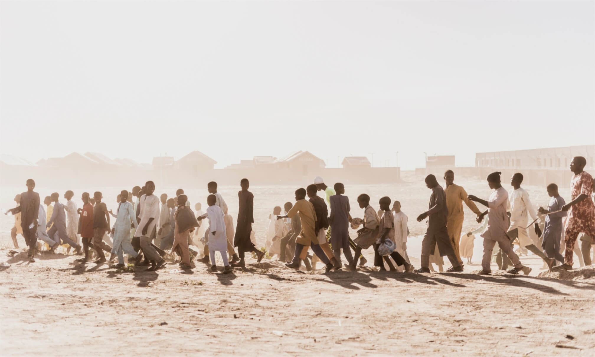 Menschen gehen durch das Dorf Ngaranna in Nigeria