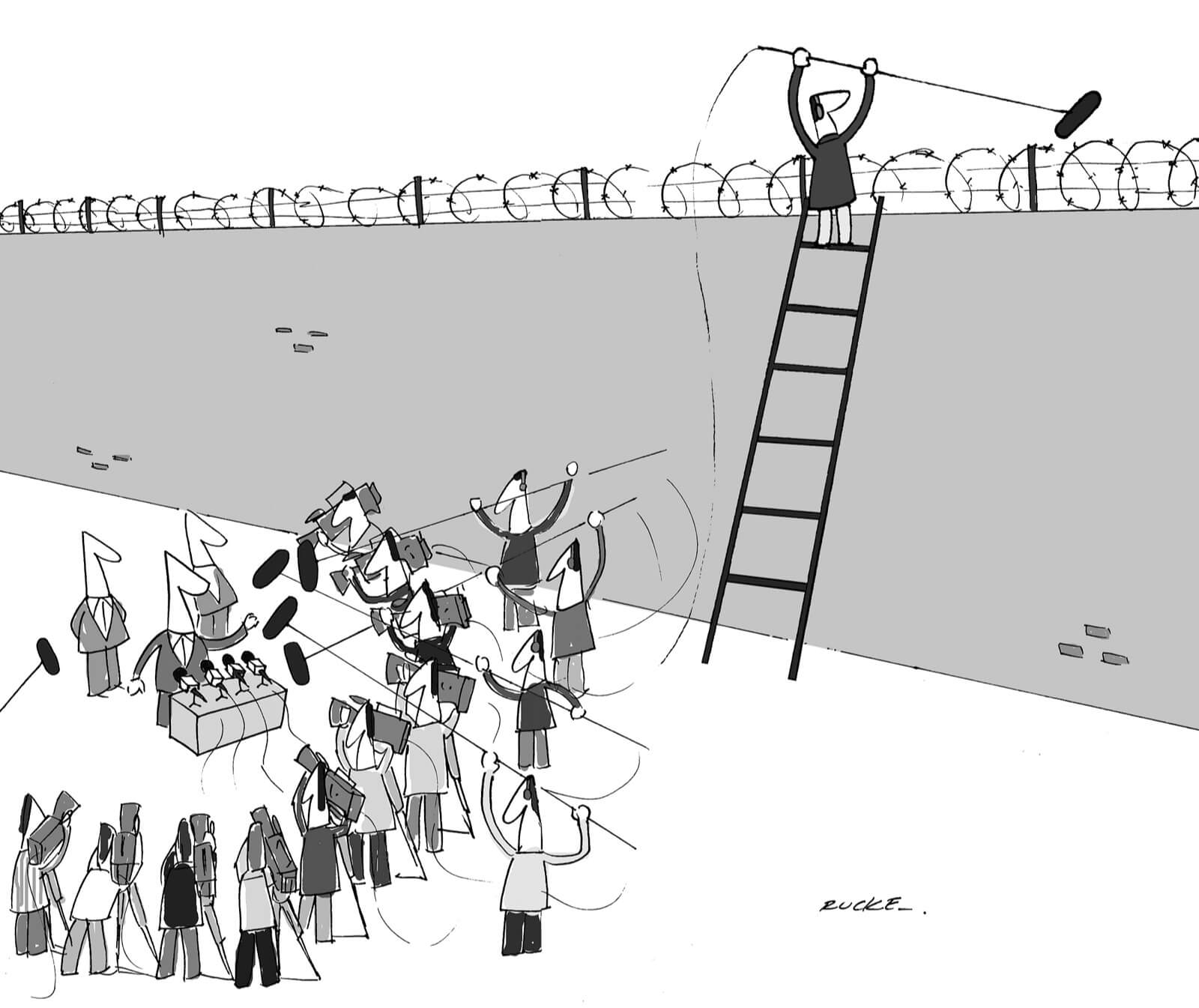 Illustration con Rucke Souza: Karikatur einer Pressekonferenz mit vielen Reportern und Kameras, bei der auf einer hohen Mauer mit Stacheldraht eine einzelne Person mit Mikrofon von außen versucht, den Ton hinter der Mauer aufzunehmen.