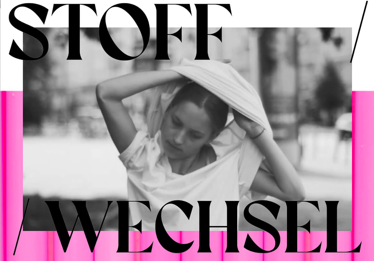 Frau zieht sich ein T-Shirt über den Kopf, umgeben von den Worten 'STOFF WECHSEL' in großen schwarzen Buchstaben.