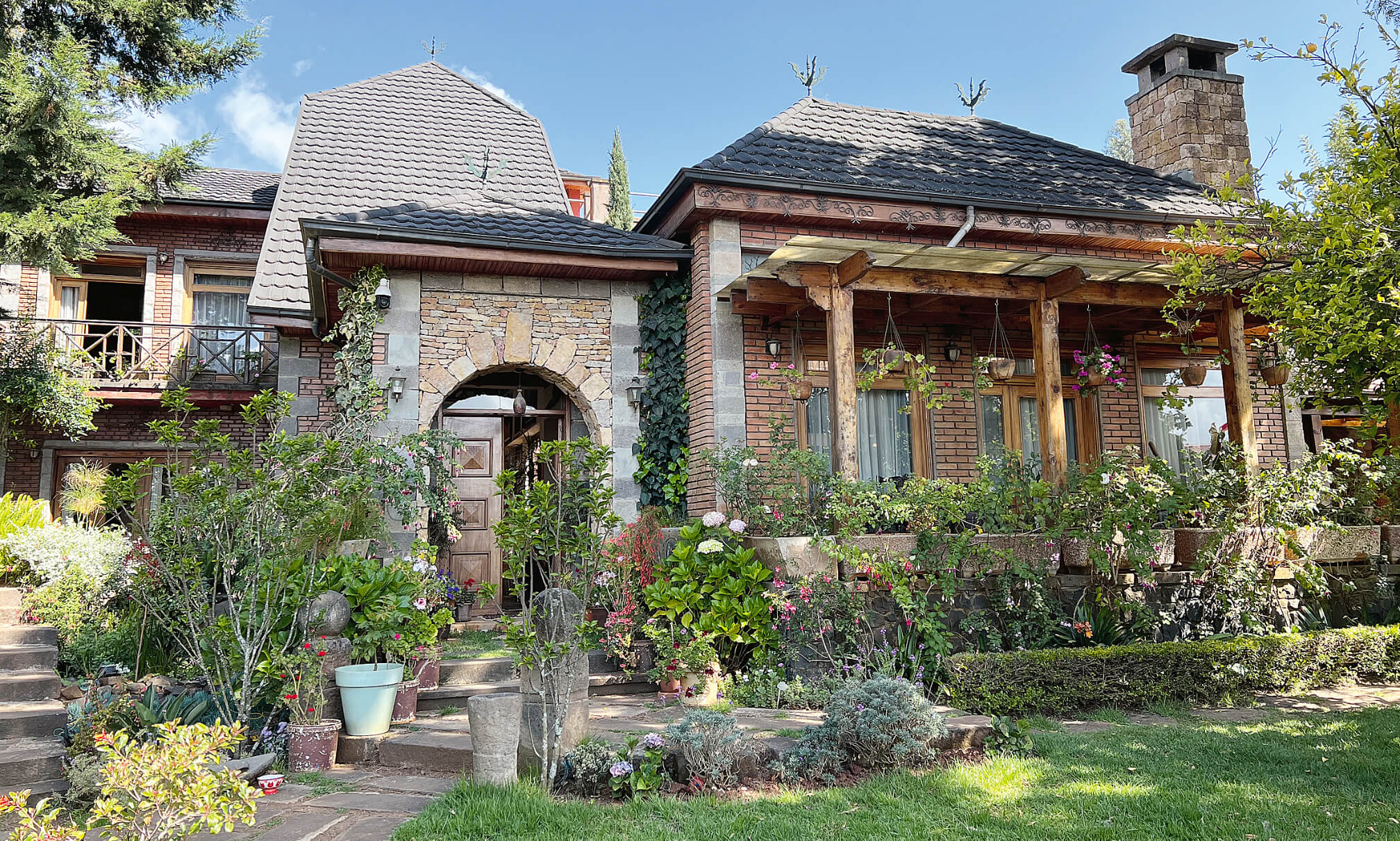 Ansicht eines Hauses mit Garten davor.