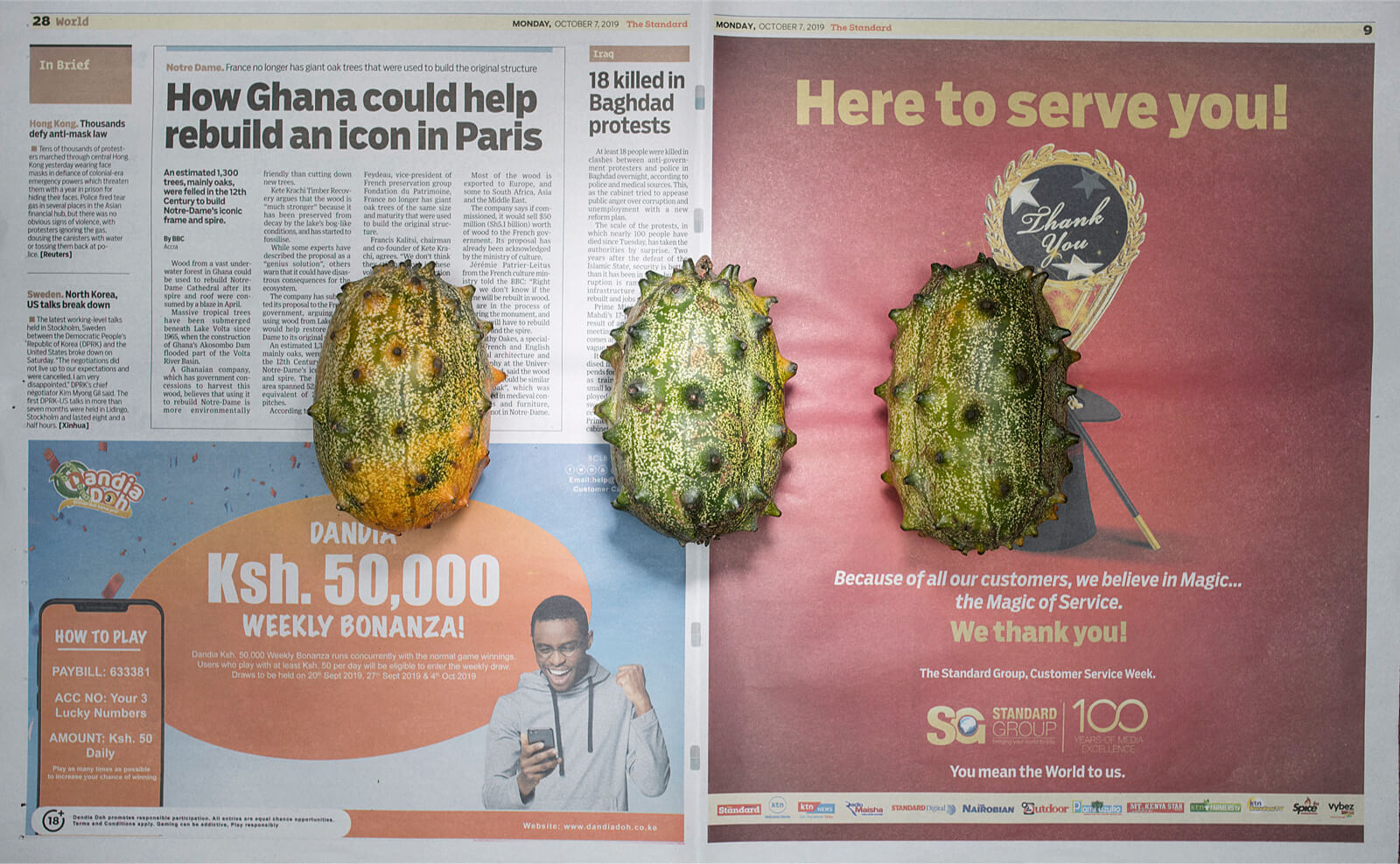 Kenianische Zeitung, auf der drei Horngurken nebeneinander liegen.