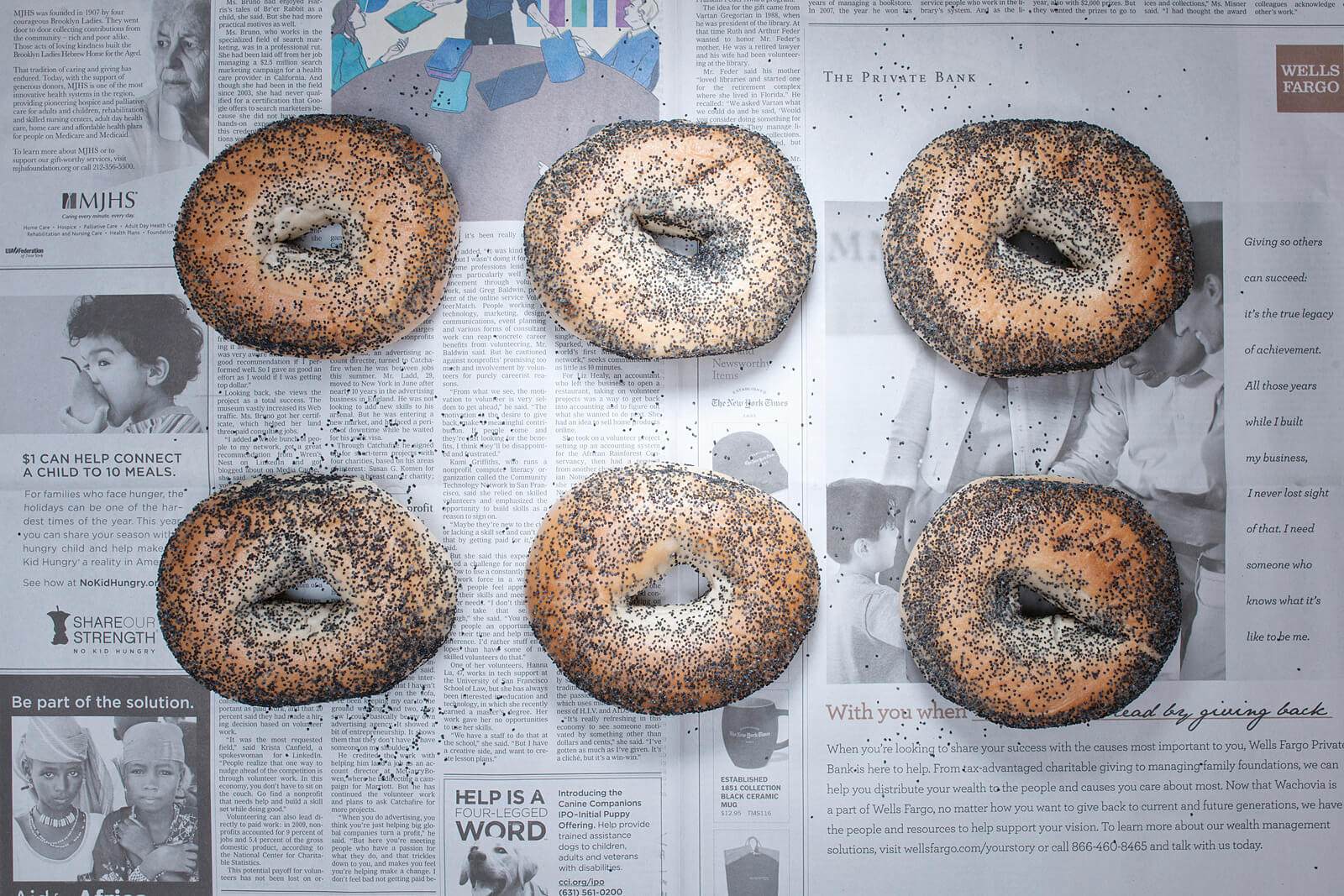 US-Zeitung aus 2011, auf der sechs Mohnbagel liegen.