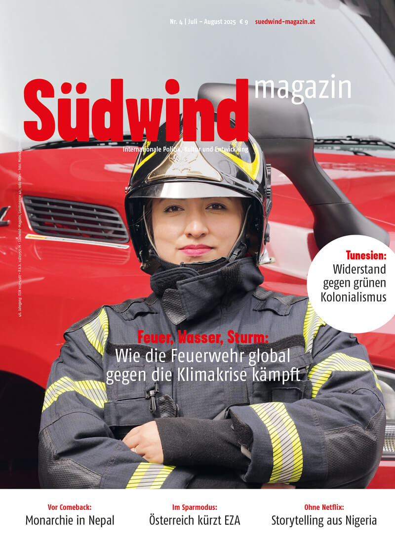 Cover des Südwind-Magazins der Ausgabe Juli-August 2025 mit einer Feuerwehr-Frau.