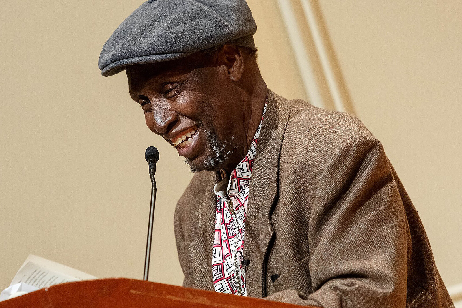 Der bekannte kenianische Schriftsteller Ngũgĩ wa Thiong'o liest während einer Präsentation Auszüge aus seinen jüngsten Werken.