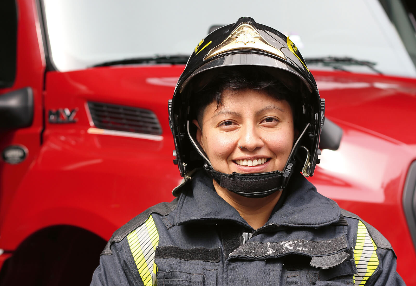 Porträt einer Feuerwehrfrau.