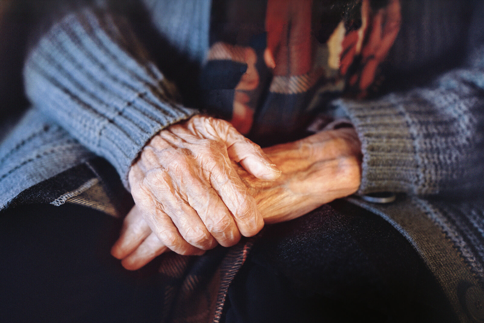 Die Hände einer alten Frau.