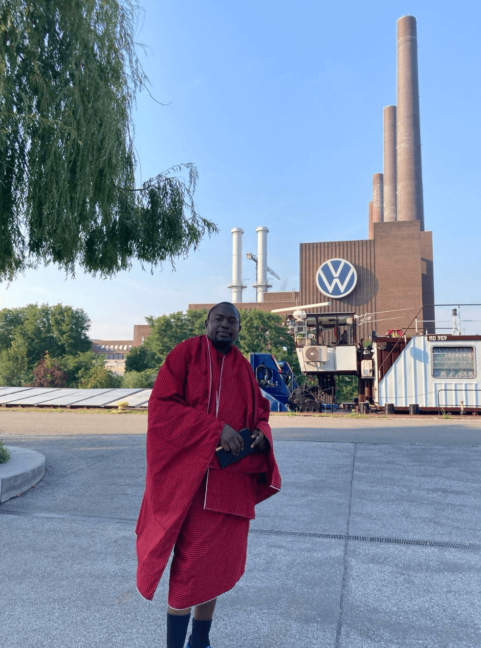 Vertreter einer Maasai Delegation vor VW-Werk in Deutschland