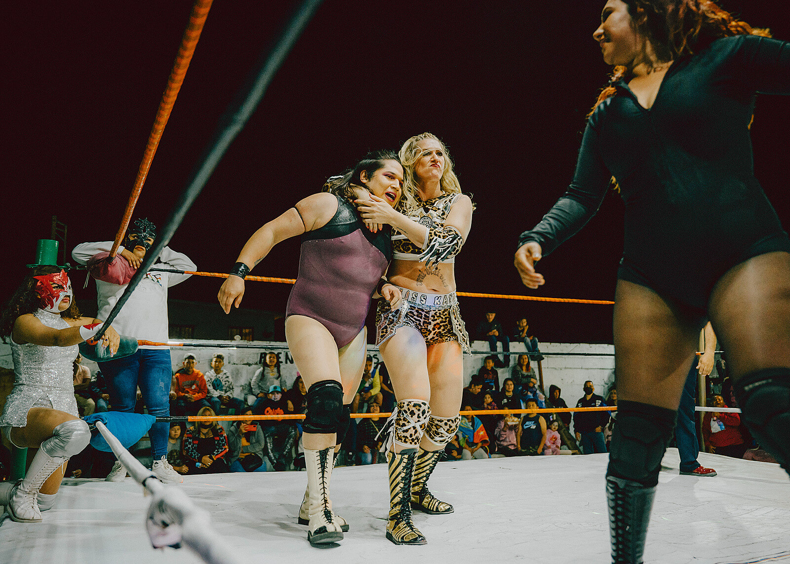 Lucha Libre Kämpferin Kathrin Zeiske in Mexiko im Ring mit anderen Frauen.