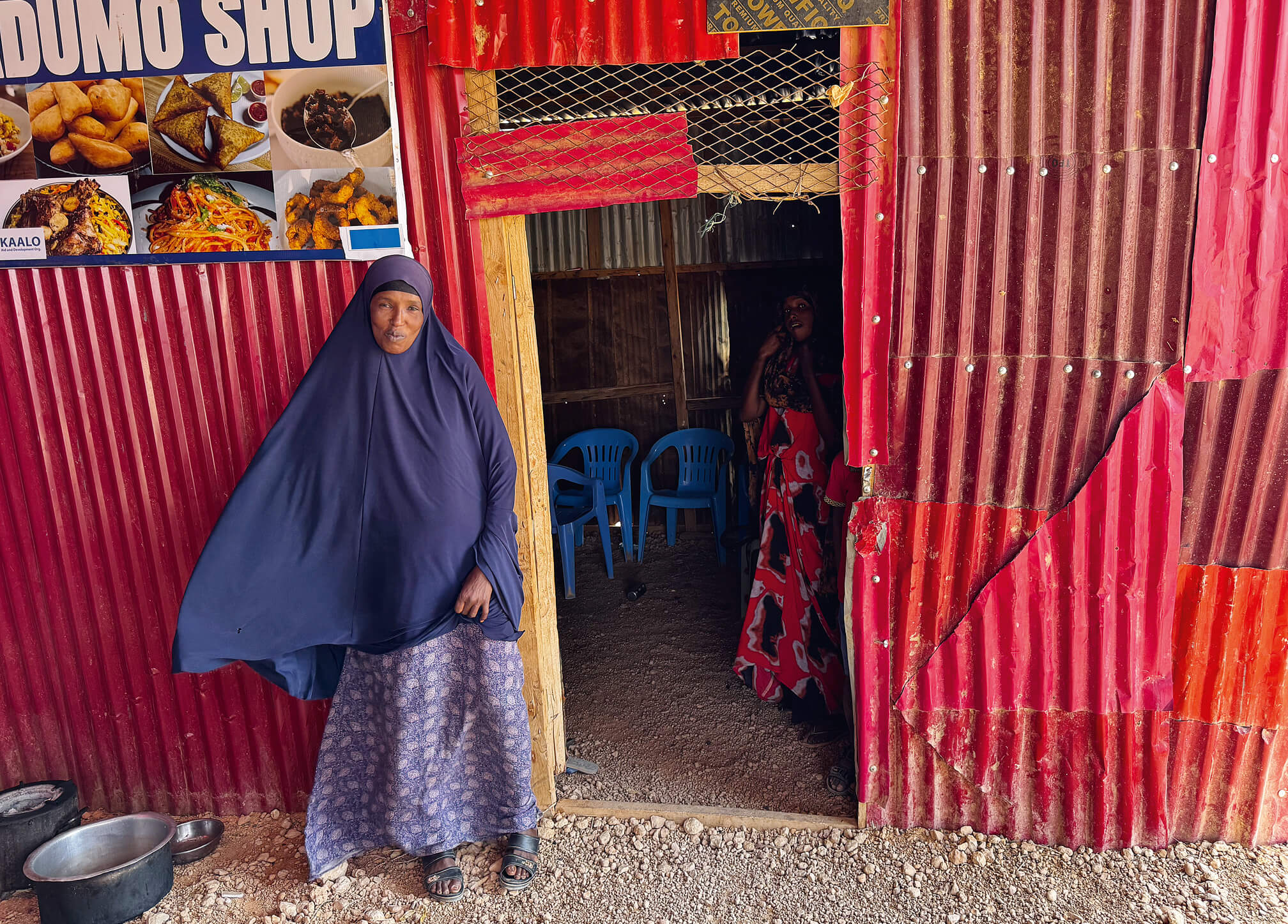 Zwei stehende somalische Frauen in traditionellen Kleidern.