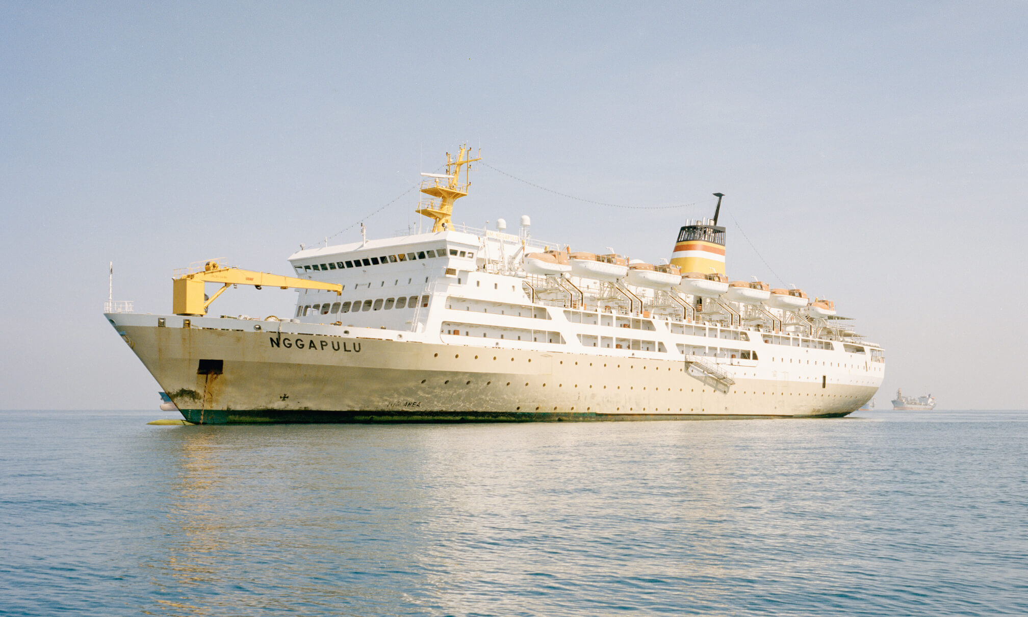 Großes Passagierschiff auf ruhigem Meer unter klarem Himmel.