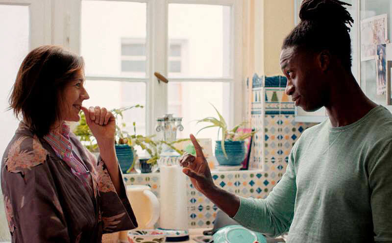 Zwei Personen stehen sich in einer Küche gegenüber und diskutieren, eine Person hebt den Zeigefinger.