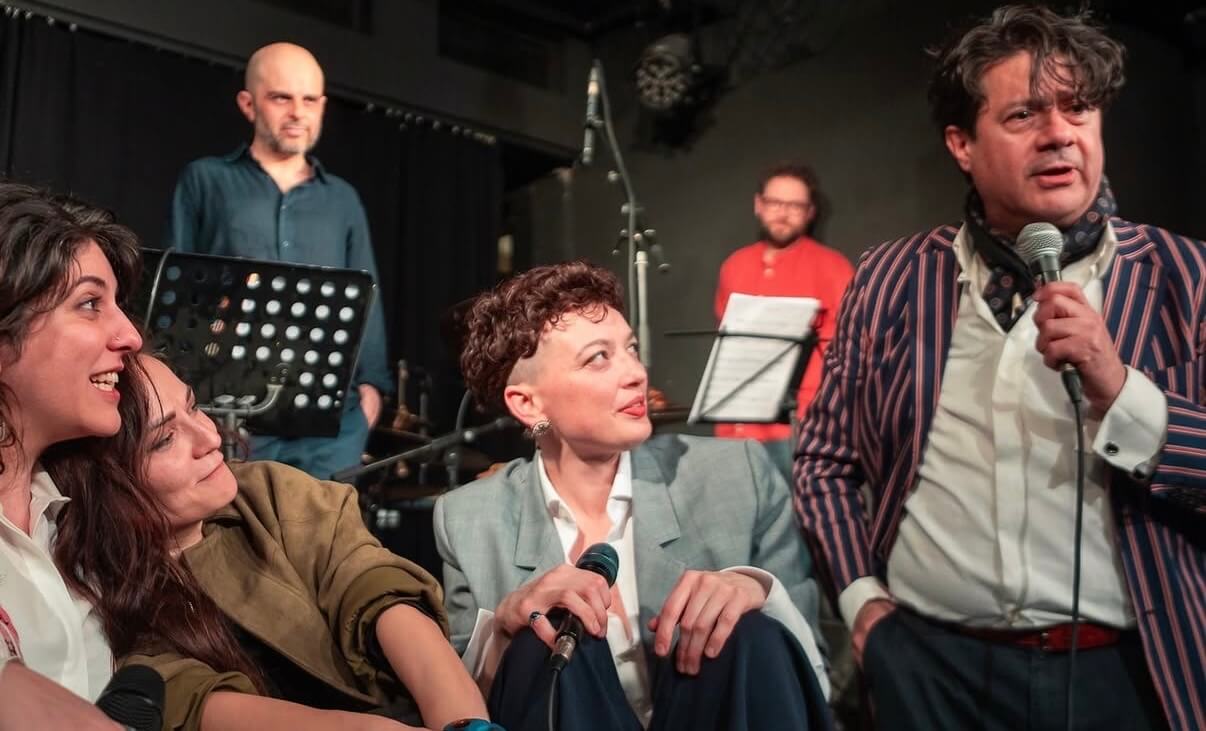Marco Antonio Sanhueza mit Mikro unter Musiker:innen
