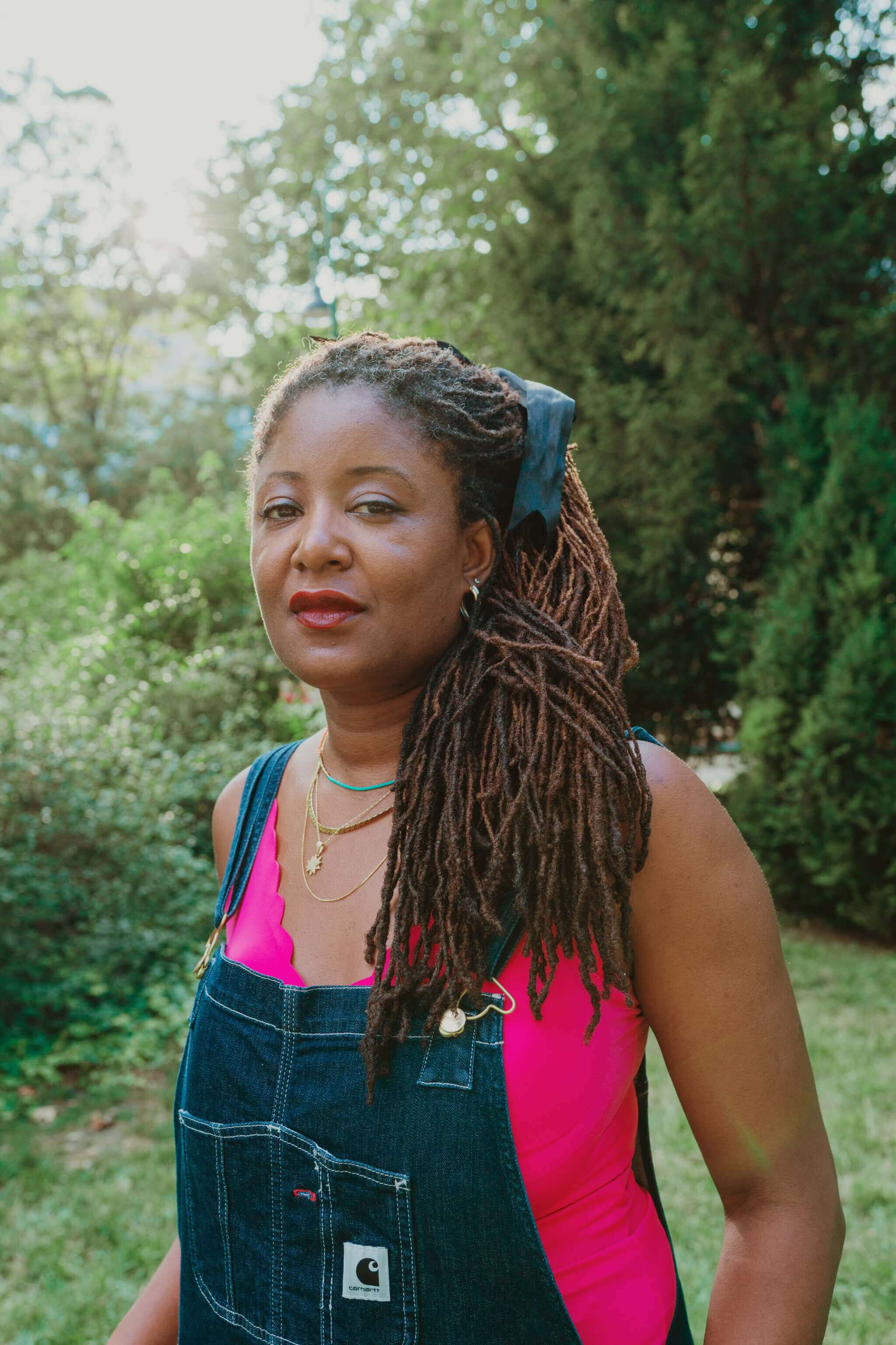 Portraitfoto von Iketina Danso in einem Garten